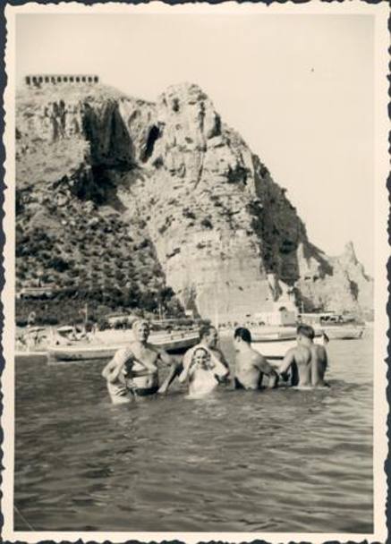 Momenti di relax durante la tournée italiana: René Lasartesse, biondissimo, in mare a Taormina coi compagni e le mogli...